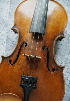 Violine auf Notenblatt