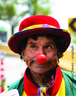 Clowngesicht mit roter Nase und rotem Hut