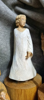 holzgeschnitzter Engel