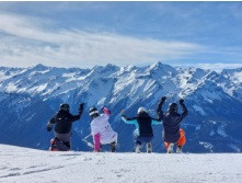 Jugendliche beim skifahren
