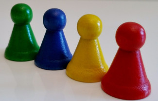 vier Spielsteine in verschiedenen Farben