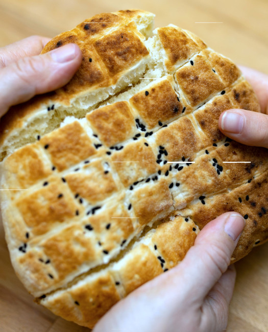 Fladenbrot wird geteilt